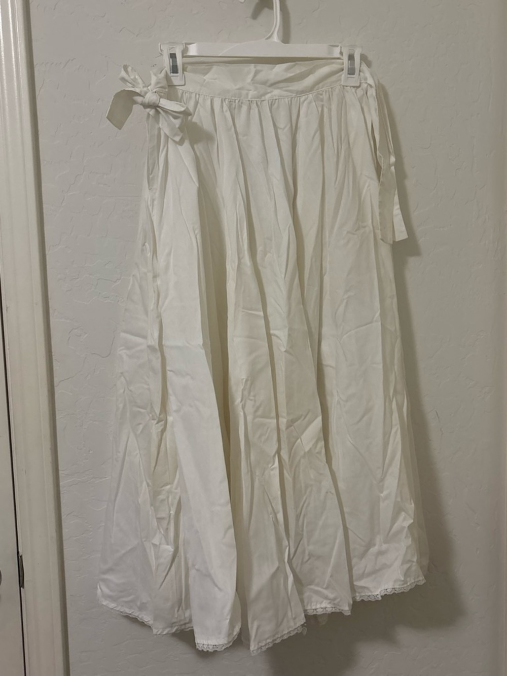 Vintage folclórico White maxi skirt with adjustable waist tie. See pictures